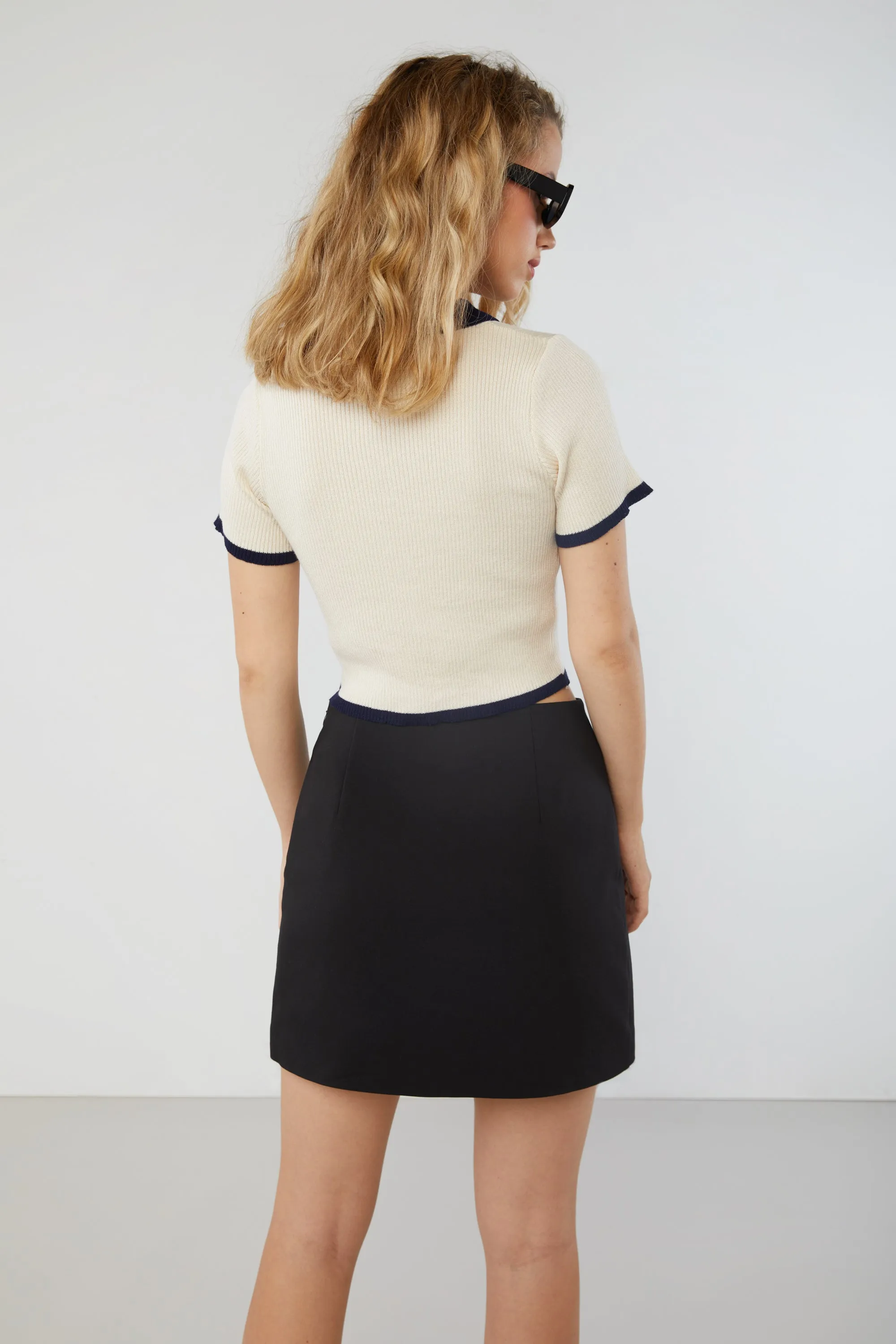 COLLARED KNIT TOP WITH CONTRAST TRIMS